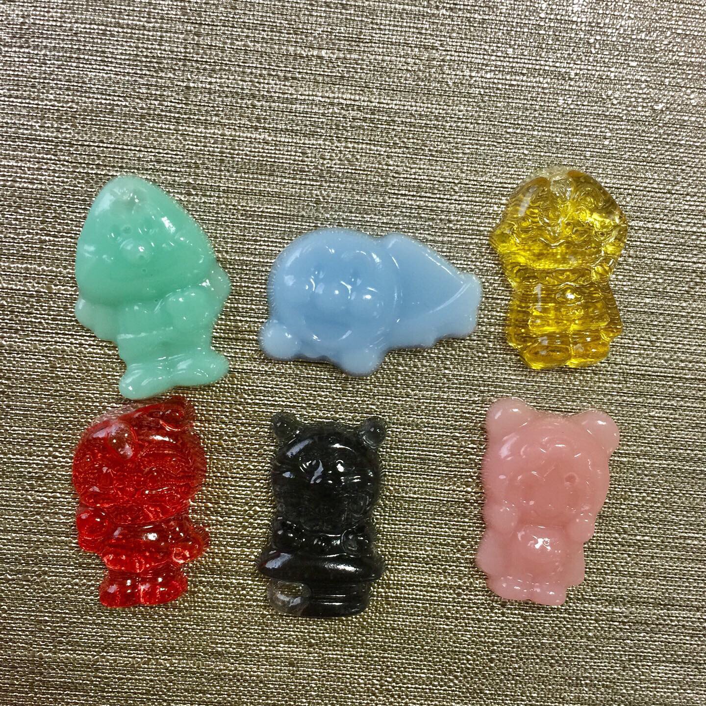 まめちよ アンパンマングミの型とプリキュアグミの型に レジン液をひたすら流し込んでた 気泡が入るの阻止 ひたすら阻止 まめちよ アンパンマングミの型とプリキュアグミの型に レジン液をひたすら流し込んでた 気泡が入るの阻止 ひたすら阻止