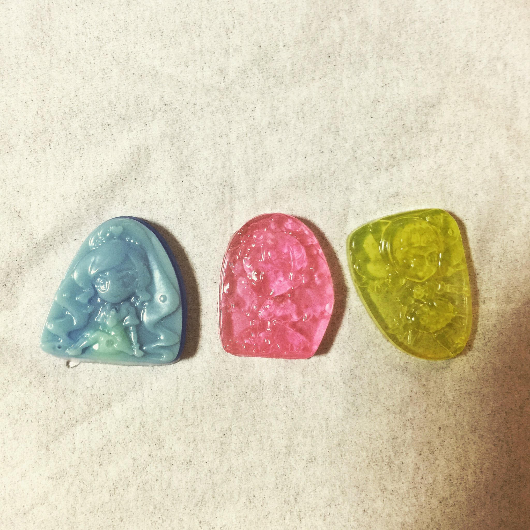 まめちよ アンパンマングミの型とプリキュアグミの型に レジン液をひたすら流し込んでた 気泡が入るの阻止 ひたすら阻止