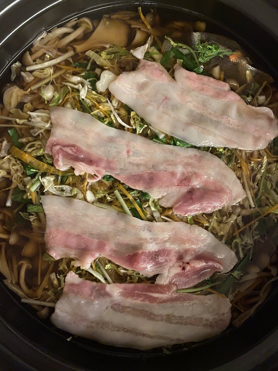 azuazuco's tweet photo. CROSS TOKYOからお取寄せした最強鍋「食労寿」
漢方三元豚、ジュリエンヌ野菜、35種類以上の生薬、漢方、ハーブ&amp;スパイス出汁！

もう…
涙が出るほど美味しかった…！！

みなさん、ぜひおすすめです♪
https://t.co/xPn2ZL0J51

うちのメンバー宅にも届けてあげたい(*≧∀≦*) #crosstokyo https://t.co/ElJgsqmcLy