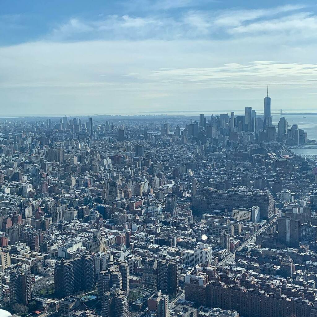 voyagenfrancais's tweet photo. [NEW YORK en français] Avoir NYC à ses pieds depuis le tout dernier observatoire de la ville @edgenyc 💙🏙
.
On vous souhaite un très bon dimanche !
.
📸 | by @justine_ttg
.
#nyc #manhattan #edgenyc #brooklyn #edgeobservationdeck #decknyc #nycgo #newyorkenfrancais #voyageenfran… https://t.co/8VZMpkbimj