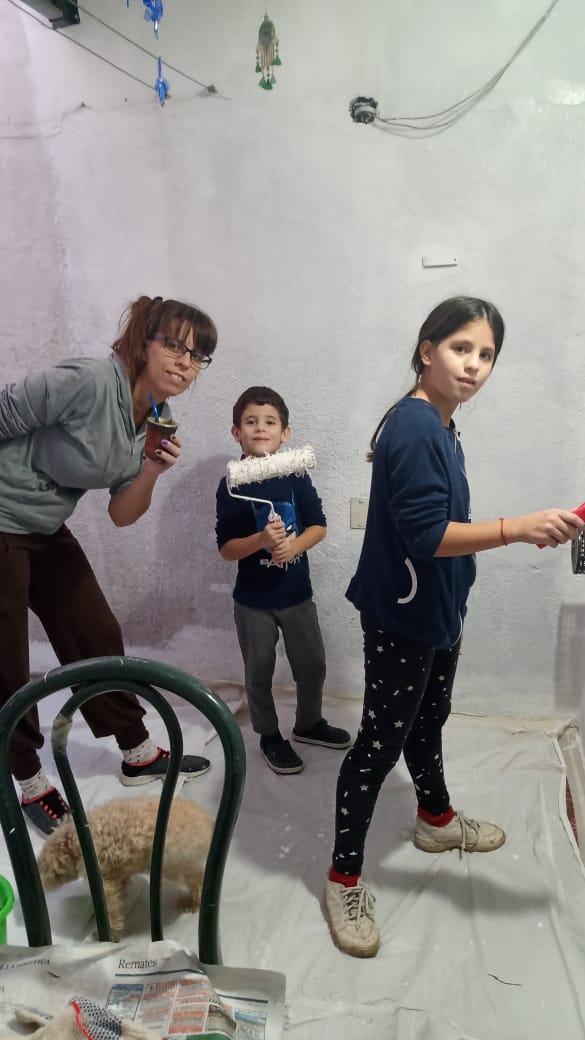 fidapa's tweet photo. #estefinde @todonoticias  #YoMeQuedoEnCasa foto de ayer pintando el patio con 2 de mis peques!!! Aprovechamos para renovar esos ambientes de la casa que siempre quedan olvidados! https://t.co/1NDC3OoWbo