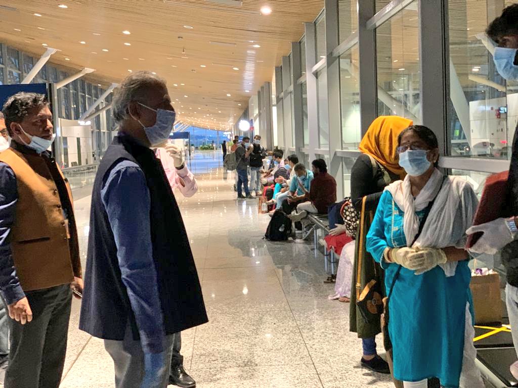 hcikl's tweet photo. High Commissioner Mridul Kumar personally supervising arrangements 4 #VandeBharatMission KL-Kochi ✈ IX-0683
@PMOIndia @DrSJaishankar @HardeepSPuri @MOS_MEA @CMOKerala @harshvshringla @MEAIndia @MoCA_GoI @airindiain @PIBTrivandrum https://t.co/NeBDbT1LMT