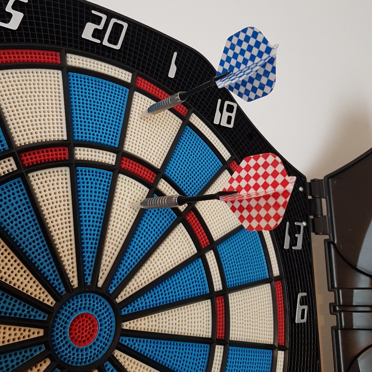 marketing_gott's tweet photo. It's one set apiece in the Cheadle Hulme &amp; Wymondham Darts Classic.

Who will win the deciding set - me or @CEuk_intl?

#darts #competitivesocialising #competitiveisolation #homedarts #dartsathome #lovethedarts https://t.co/Gs6dRLK0qC