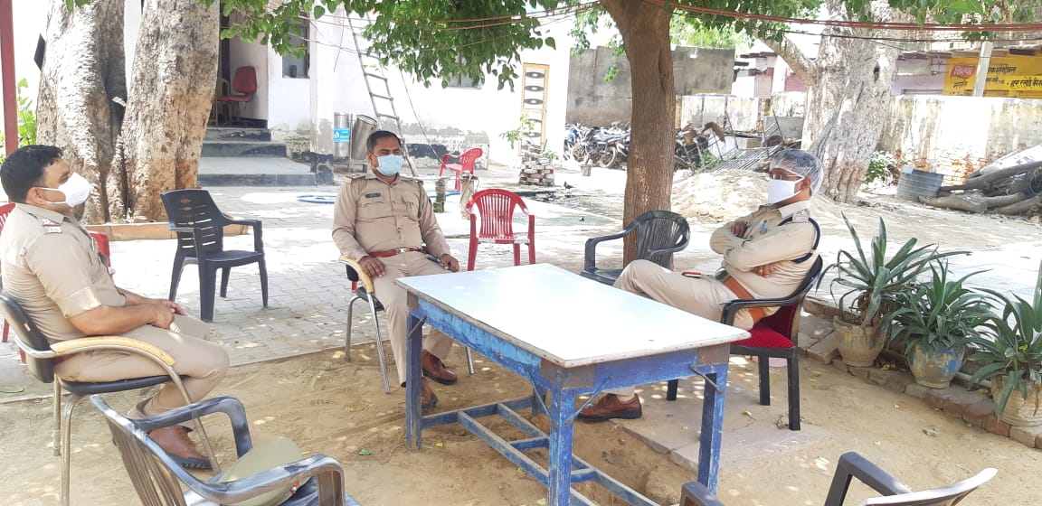 mathurapolice's tweet photo. क्षेत्राधिकारी रिफाइनरी द्वारा #NH_02 आगरा-मथुरा बॉर्डर व विभिन्न थाना क्षेत्र के बैरियर डयूटी पर तैनात कर्मचारियो को चैक कर उन्हे #Lockdown3 का पालन कराने के सम्बन्ध में ब्रीफ किया तथा चौकी ओल पर अधीनस्थो के साथ मीटिंग कर उन्हे आवश्यक दिशा-निर्देश दिये । https://t.co/qaSB1bwepy