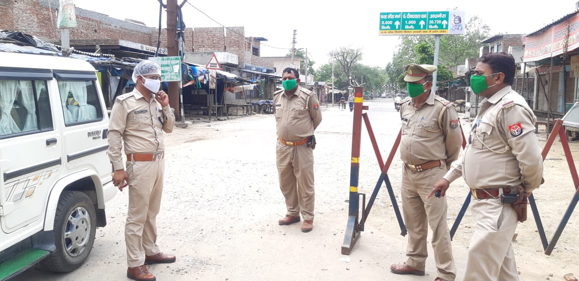 mathurapolice's tweet photo. क्षेत्राधिकारी रिफाइनरी द्वारा #NH_02 आगरा-मथुरा बॉर्डर व विभिन्न थाना क्षेत्र के बैरियर डयूटी पर तैनात कर्मचारियो को चैक कर उन्हे #Lockdown3 का पालन कराने के सम्बन्ध में ब्रीफ किया तथा चौकी ओल पर अधीनस्थो के साथ मीटिंग कर उन्हे आवश्यक दिशा-निर्देश दिये । https://t.co/qaSB1bwepy