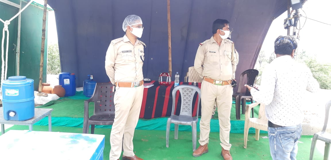 mathurapolice's tweet photo. क्षेत्राधिकारी रिफाइनरी द्वारा #NH_02 आगरा-मथुरा बॉर्डर व विभिन्न थाना क्षेत्र के बैरियर डयूटी पर तैनात कर्मचारियो को चैक कर उन्हे #Lockdown3 का पालन कराने के सम्बन्ध में ब्रीफ किया तथा चौकी ओल पर अधीनस्थो के साथ मीटिंग कर उन्हे आवश्यक दिशा-निर्देश दिये । https://t.co/qaSB1bwepy