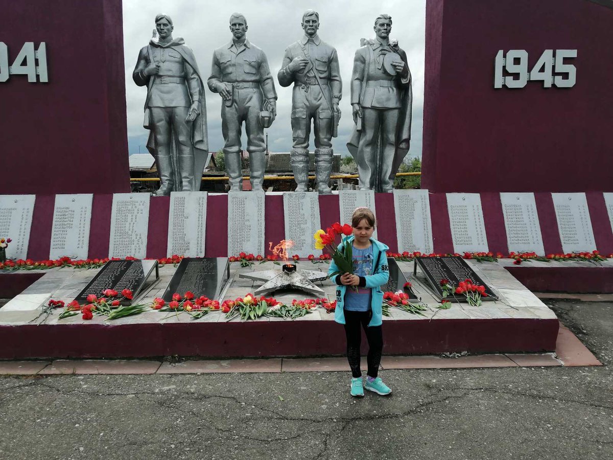 Это мой дед - Жидков Семён Михайлович🎗Он прошёл всю войну до Берлина, вернулся домой! По традиции в День Победы мы 3мя поколениями поздравляем его с великим праздником, благодарим за мирное небо над головами🙏🏼
Светлая память героям войны
#ПамятникВоинамОсвободителям #сКижеватово