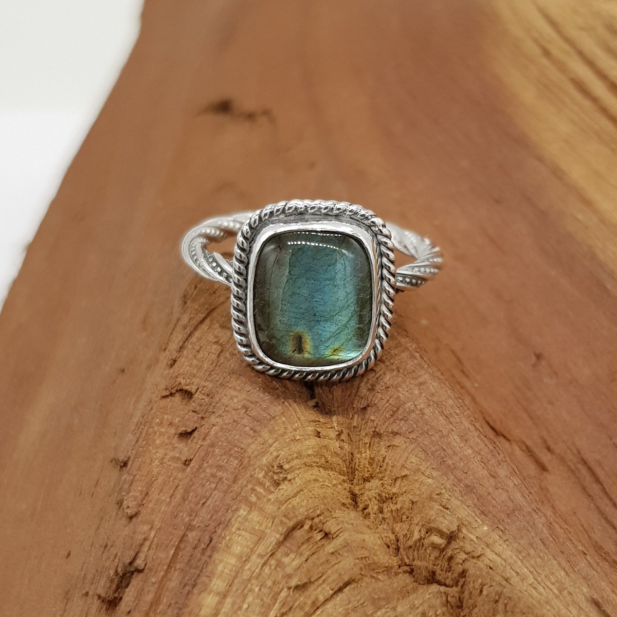 PangolinUK's tweet photo. Labrodorite is a stone to get completely lost in. Its flashes of iridescent colour are totally mesmerising and so individual to every stone. It's no wonder this mystical gem is said to strengthen intuition.
#etsyuk #etsyloving #standwithsmall #pangolincreations https://t.co/BNDZX51UDm