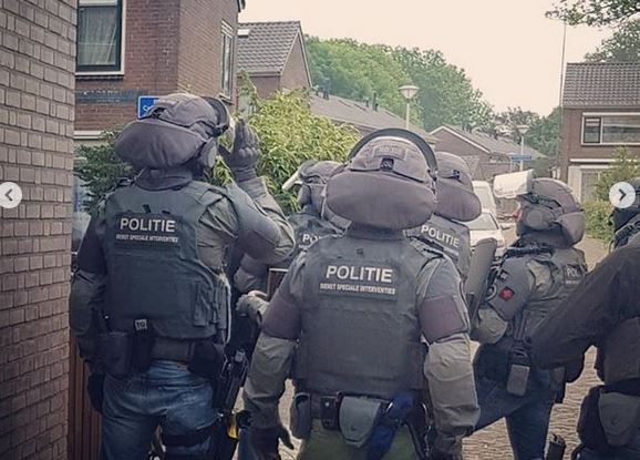 Gegijzelde vrouw bevrijd door politie, twee aanhoudingen..