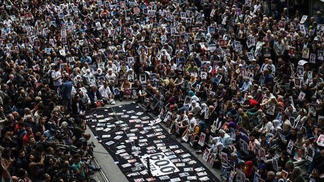 ..bir sahilde çıplak
bir işkence gemisinde elektrikle ayık
bir kışlada kayıp
anne, bir sokak başında
isimsiz yüzsüz bir kimsesiz mezarında..
#CumartesiAnneleri789Hafta #annelergunu