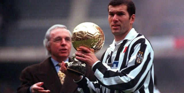 Fraîchement récompensé du Ballon d’Or en 1998, Zidane et les siens ne sont plus aussi performants et calent en coupe d’Europe et en championnat..Zinedine est à un coup de sang près de remporter un deuxième Ballon d’Or sous les couleurs bianconeris..