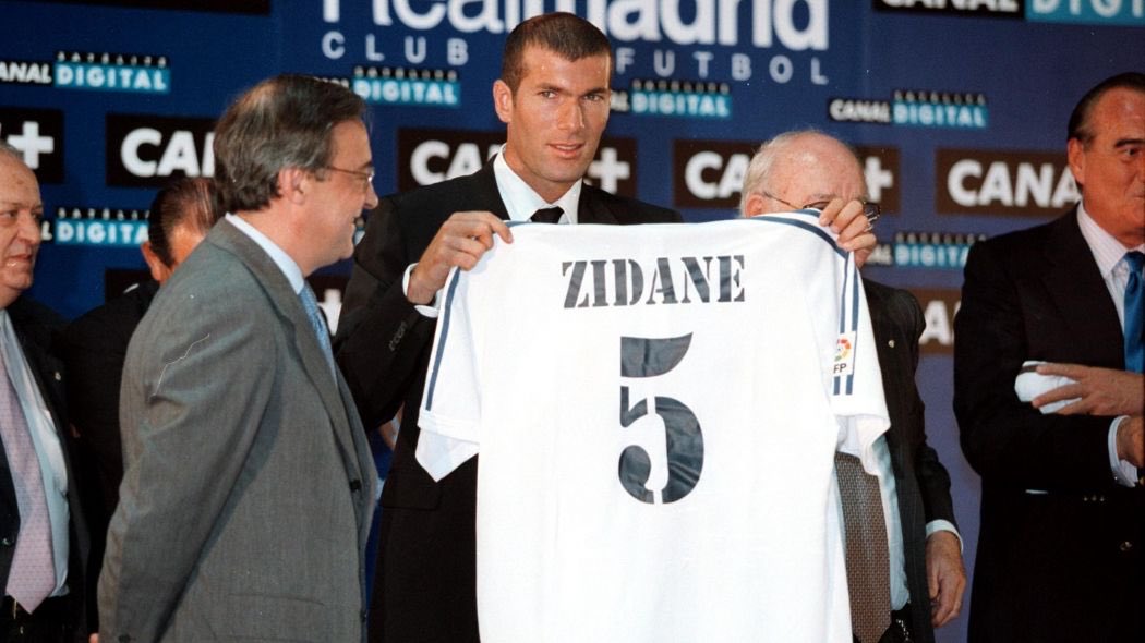 Été 2000, une révolution est en marche en Espagne, le Real Madrid se prépare à rentrer dans son ère « Galactique » et veut, notamment, Zidane !! 75 millions d’euros, le plus gros transfert de l’histoire à l’époque, numéro 5 iconique au dos, Zizou débarque à la Casa Blanca !