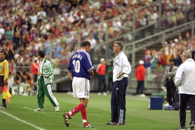 Zizou entame bien sa Coupe du Monde à la maison, il est tout de suite performant.Mais les vieux démons de Zinedine resurgissent dès le deuxième match, il craque et se fait expulser pour 2 matchs. Il manquera le huitième de finale mythique remportée au but en or. (Merci Laurent)