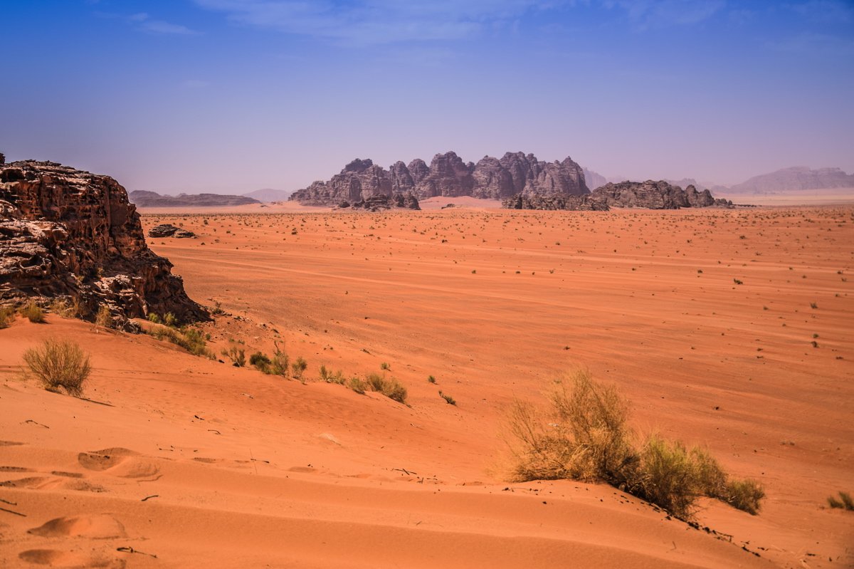 3 millions de km² désertiques ou semi-désertiques, pluviométrie presque nulle, pas de fleuve… Il faut avouer qu’aux premiers abords, l’Arabie semble bien inhospitalière.