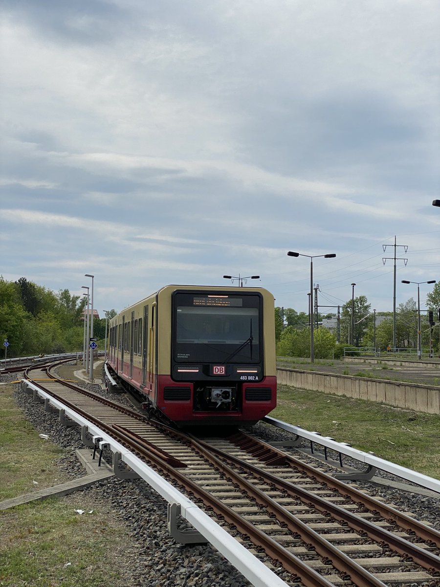 joandre91385850's tweet photo. Endlich die #NeueSbahn erwischt 🙃
—
#Br484 #br483 #sbahnberlin #train #trainspotter #berlin #berlinersbahn #baureihe484 #deutschebahn https://t.co/GjGyEHbcv5
