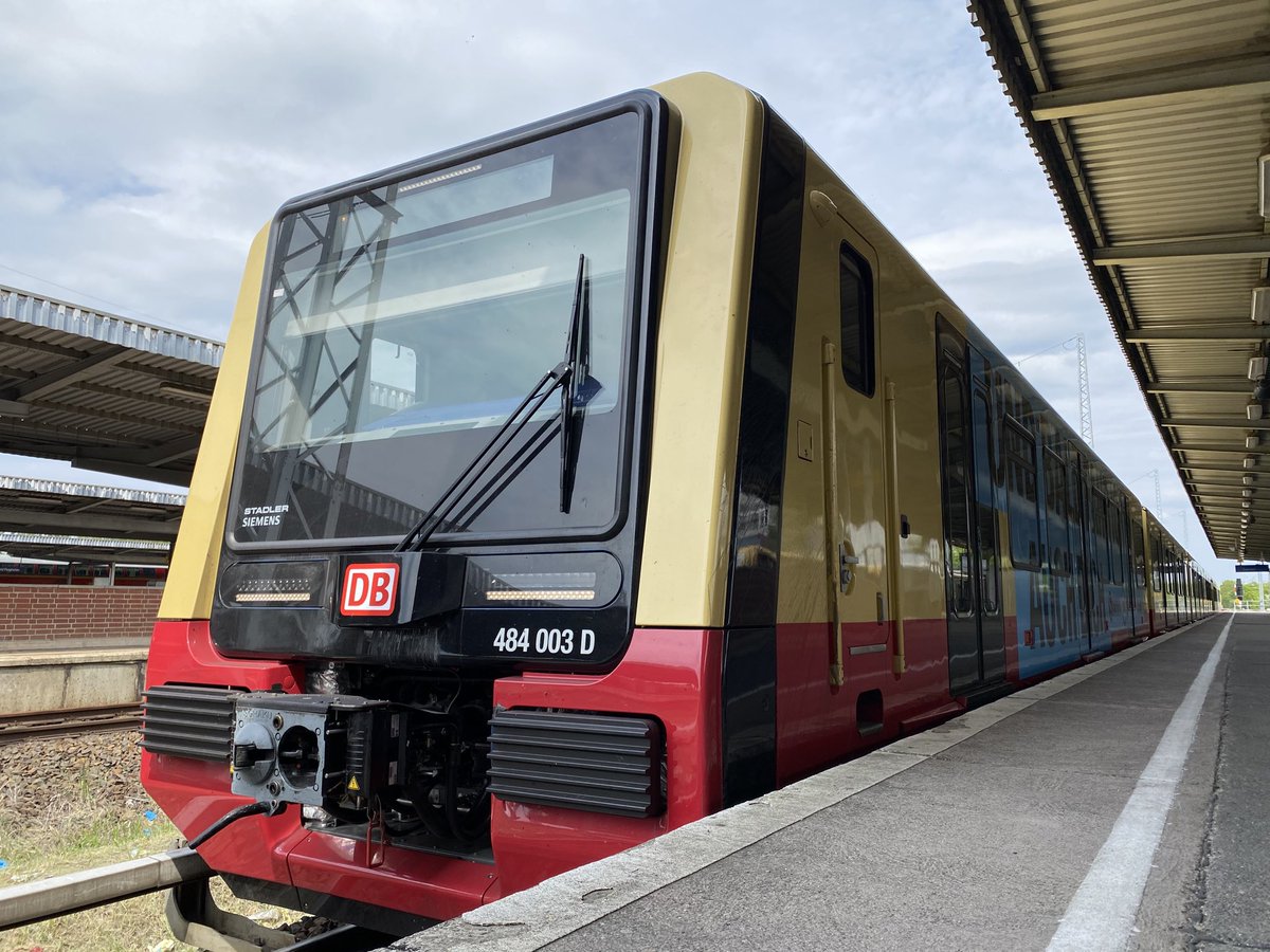 joandre91385850's tweet photo. Endlich die #NeueSbahn erwischt 🙃
—
#Br484 #br483 #sbahnberlin #train #trainspotter #berlin #berlinersbahn #baureihe484 #deutschebahn https://t.co/GjGyEHbcv5