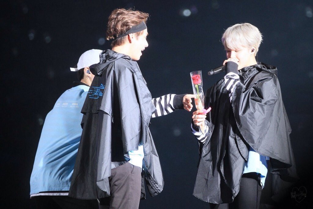 Yoongi running off with Taehyung rose for Jimin, ICONIC