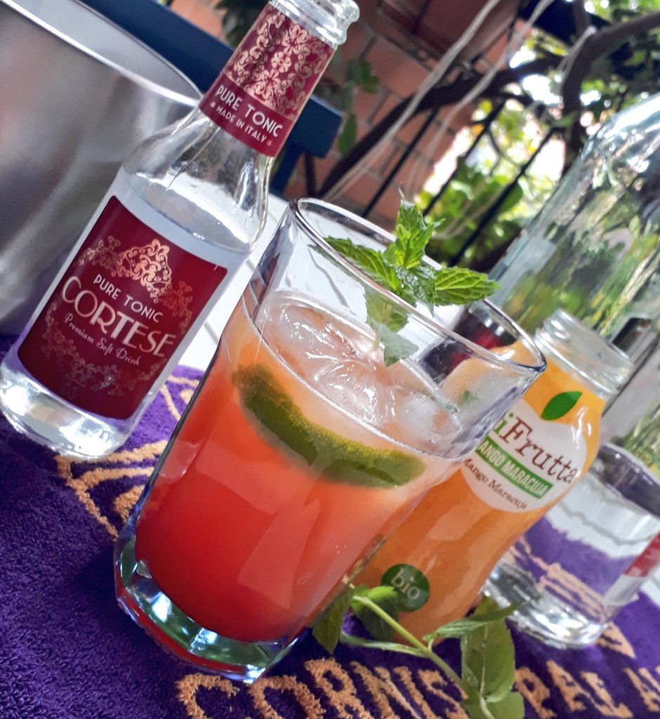 Marco_K18's tweet photo. #Aperitivo all'aperto #nonsolovino
Oggi proviamo un #cocktail estivo tropicale che faceva sempre mio padre: succo di #mango e #maracuja , acqua tonica, gin, bitter
https://t.co/6KjQtzEwsC
#CortesePremiumMixology
#bevandefuturiste #iobevoacasa
#iorestoacasa #bartender #mixology https://t.co/Zzxb1a89uB