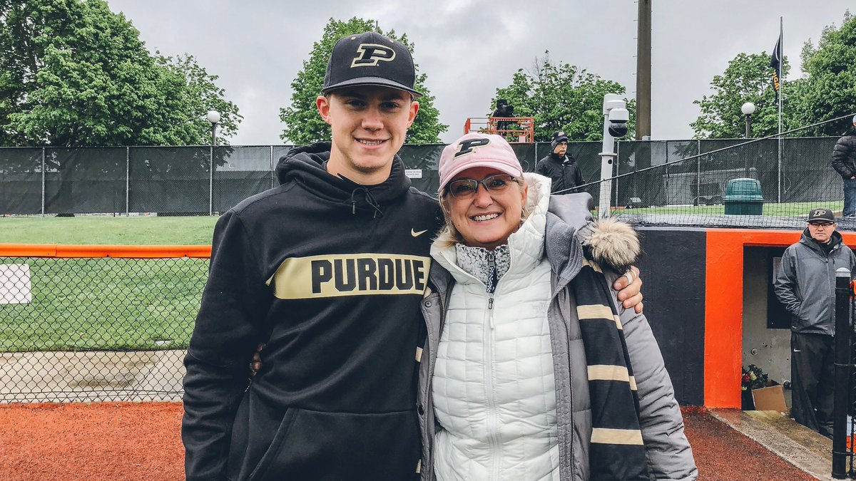 PurdueBaseball's tweet photo. More #MothersDay greetings from our Boilers. We enjoy it when Moms can join us @ road games. Thankful for the love &amp; support. #BoilerUp

💐 @JohnnySage32 w/ Mom Diana
❤️ Ben @bNisle10 w/ Mom Michelle &amp; Family
🌺 Ryan @r_Howe13 w/ Mom Kirsten
💖 Milo @m1Beam w/ Mom Nellie &amp; Family https://t.co/NduJen1Zxe