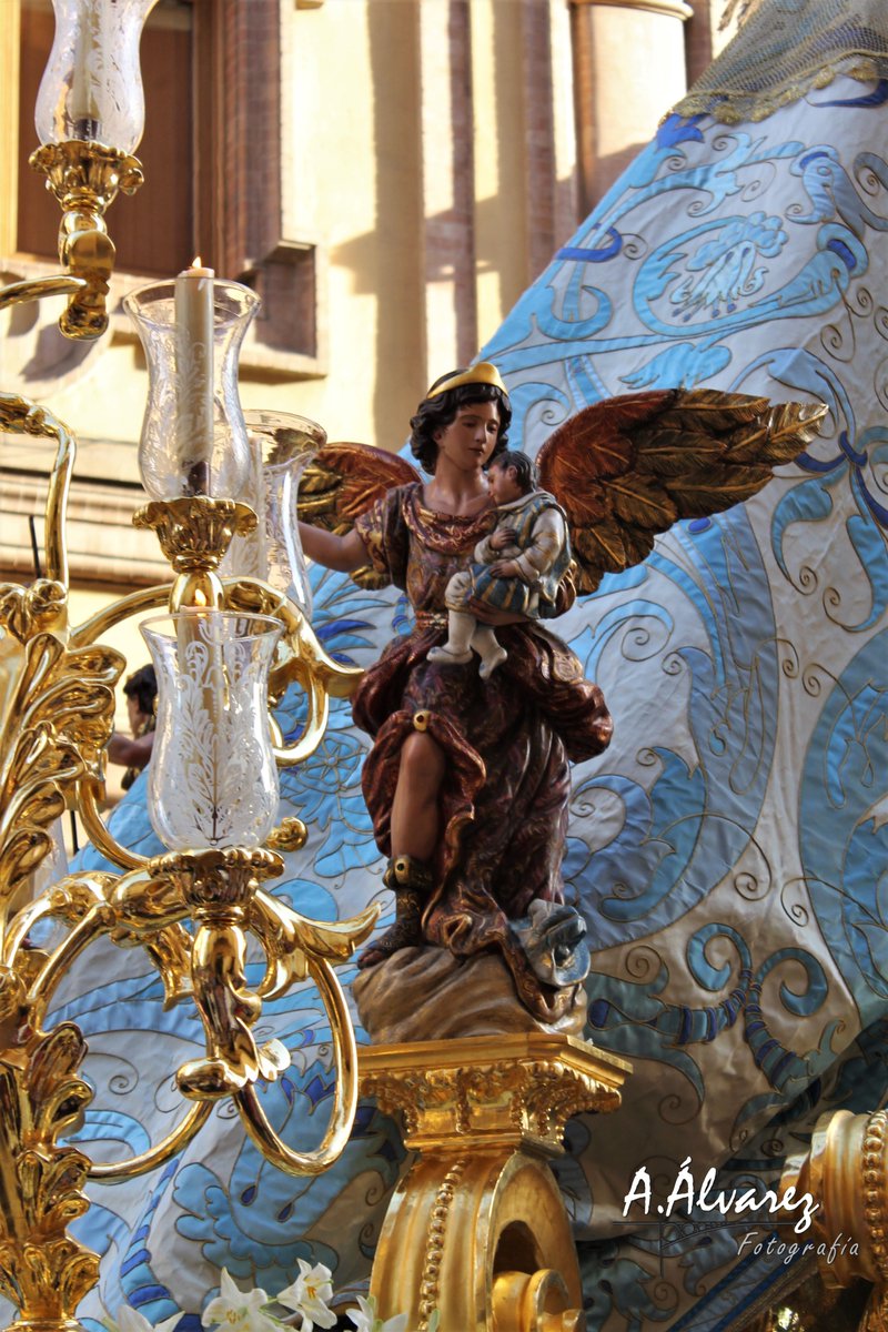 antalvgom_'s tweet photo. #GloriasSevilla20 | La @saludsanisidoro posee un rico y amplio ajuar artístico, destacando las figuras de San Rafael (con un pez), San Miguel (matando al dragón), San Gabriel (con la vara de azucenas) y el Ángel de la Guarda (acunando a un seise), obras de @fernandojaguado https://t.co/zR2bJSkg6K