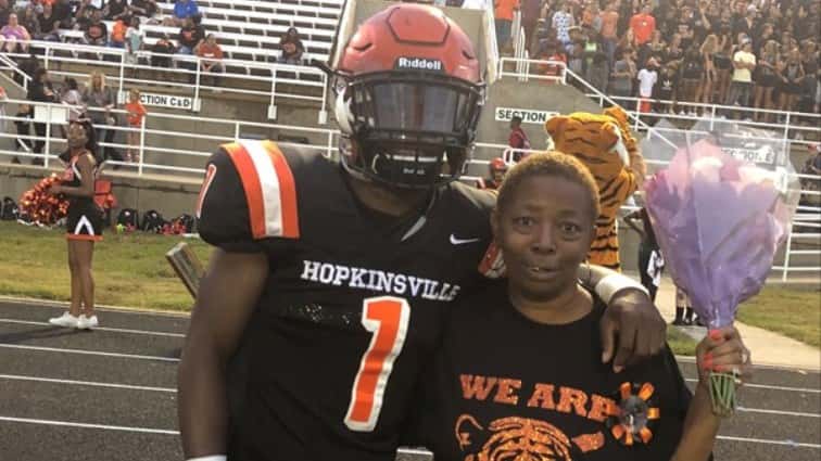 YourSportsEdge1's tweet photo. Vendella Leavell lost her battle with cancer on December 5, 2018. That didn't stop her son JeVon from nominating her for Sports Mom of the Month for all of the things she did for him as he became a football and track standout for Hopkinsville High.

https://t.co/UHWVHJLSJG https://t.co/sEaOOOWBKV