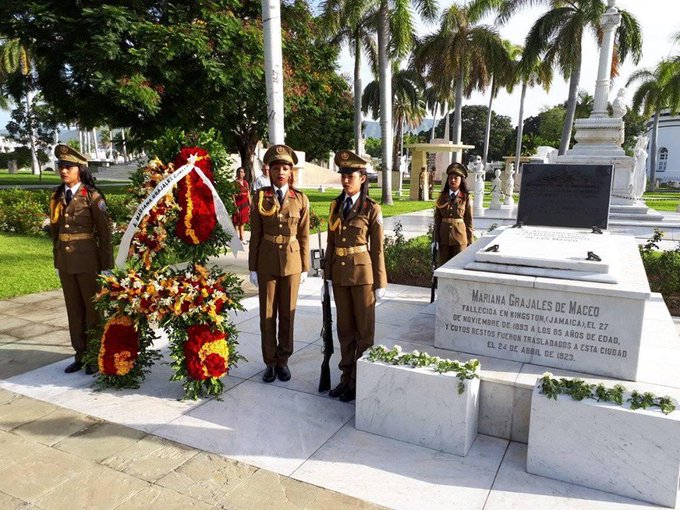 Radio Reloj, Cuba on Twitter: "Un ramo de flores a nombre de ...