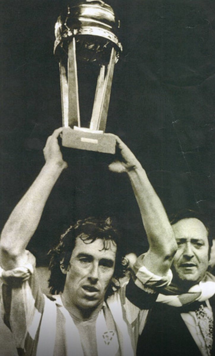 De 1959 à 1962 , bien installé dans le milieu rojiblanco , Adelardo et les siens vont remporter deux fois la Coupe d'Espagne et une la Coupe d'Europe des vainqueurs de coupe .Ses performances vont lui ouvrir les portes de la sélection espagnole. 