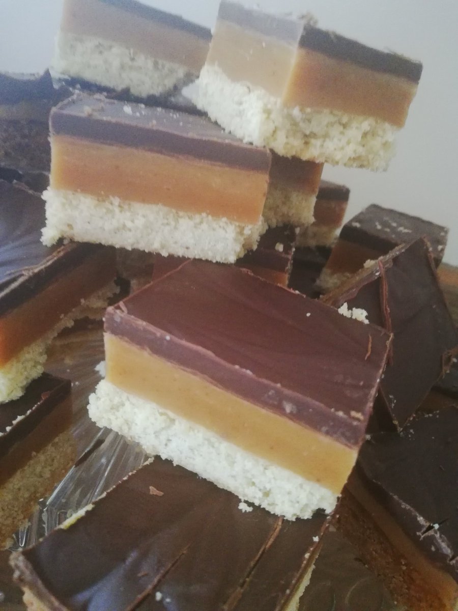 Gaileys1609's tweet photo. No Sunday night quiz with The Gang would be complete without a treat! The old faithful that never disappoints...... Millionaire's Shortbread! ❤️😋🤤 https://t.co/3QE69aSeTW
