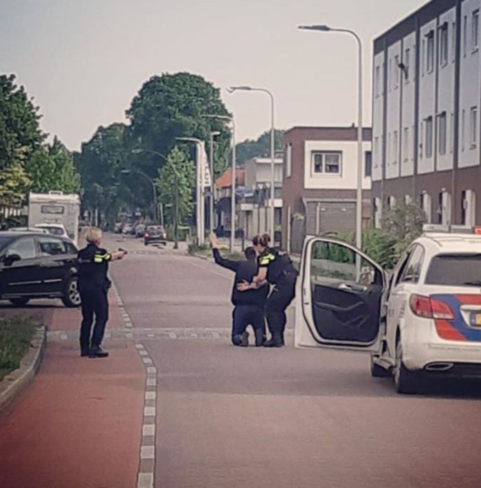 RT @ADnl: Politie beëindigt gijzeling vrouw in Zutphen: twee verdachten met getrokken pistool aangehouden..