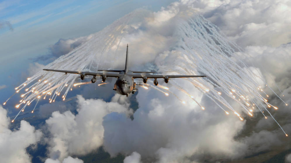  #Predator El contrato es muy específico respecto al tipo de armas a emplear entre las que se incluyen aviones "cañoneros" AC-130, drones artillados Armed Predator y misiles de corto alcance Maverick. Son recursos de alta tecnología y costo con impresionante capacidad de daños.