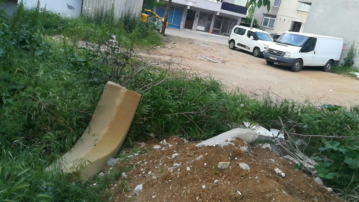 cilingir_h's tweet photo. @kartalbld
Rica etsen surayi bi duzene sokar misiniz pislik de cabasi 

Cifteler ca. Ceyhun sk uzerinde bos arsa https://t.co/PlViSFYkdK