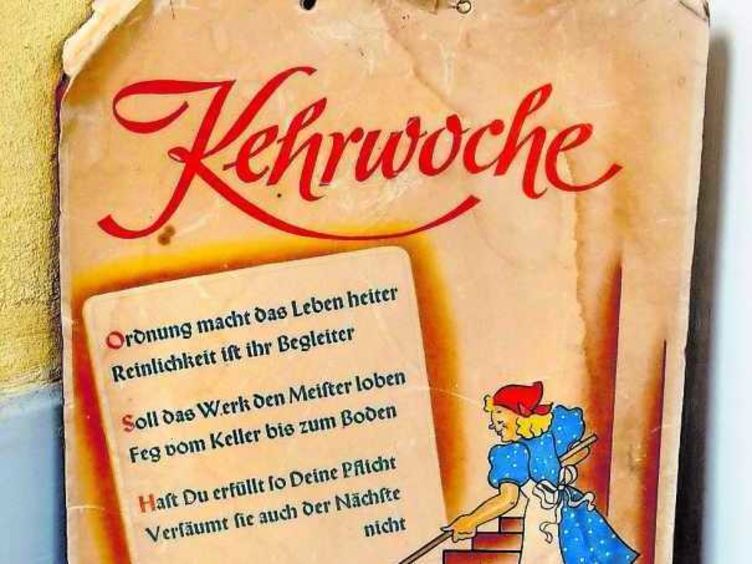 Because it's Sunday, and because I did it just yesterday, let me introduce to the other great invention Stuttgart gave the world, alongside the car and the pretzel - 'Kehrwoche'! /1