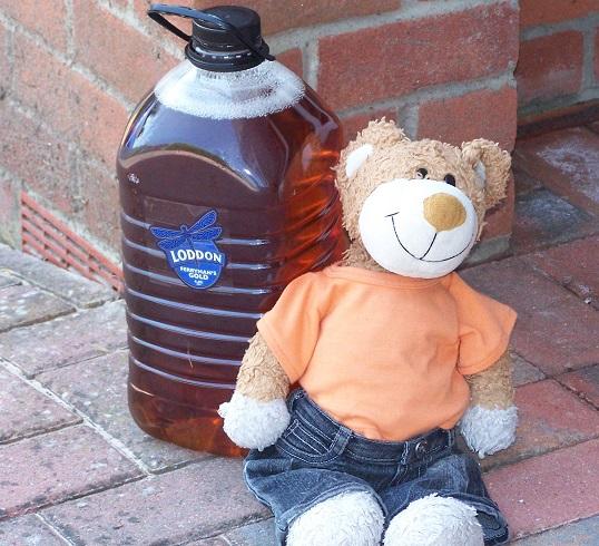 Readingbeerfest's tweet photo. You may recognise Cuddles from #RBF and the #AleTrail.
This #RBFatHome he and Sheila have been enjoying lots of lovely @Loddonbrewery beer.
#beer #lockdownbeers https://t.co/bJlTSWaTtx