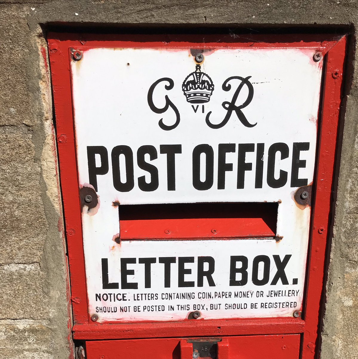 ReynoldRetro's tweet photo. Here is the post box in Stoke-sub-Hamden, Somerset.

Lovely.

@DesignMuseum 

#FontSunday 
#UpThePost https://t.co/rVhLMEl7Uy
