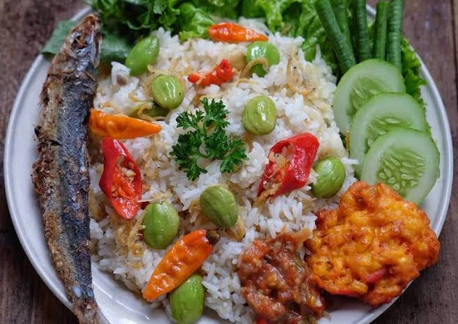 Iovefairiie's tweet photo. ㅤSelamat malam kak ! Dalam rangka event agency saya yaitu #CASHARING. Saya perwakilan dari kelompok #BAJ3 akan memberikan makanan kepada kakak @ayiiyaiy
ㅤAdapun makanannya yaitu :
ㅤ• Nasi Liwet
ㅤ• Bakwan & mendoan
ㅤ• Es buah
ㅤ
Selamat menikmati ♡♡ https://t.co/SYTrjVbMAf