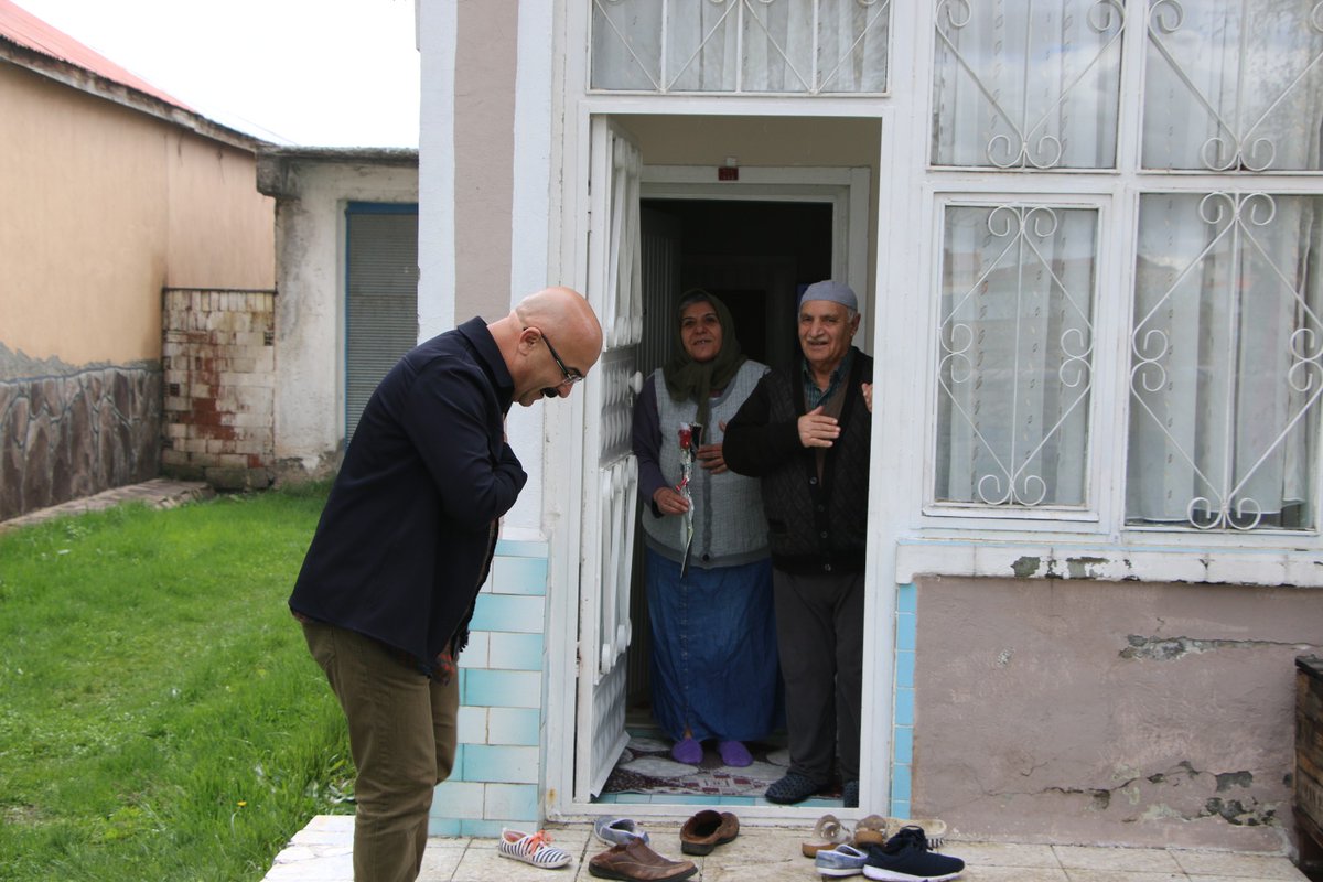 İlçemizdeki şehit anneleri,sağlık çalışanları ve engelli çocuğu olan  annelerimizin anneler gününü kutladık..yüreğinizdeki sınırsız sevgi ve şevkat için teşekkür ediyoruz canım annelerimiz..