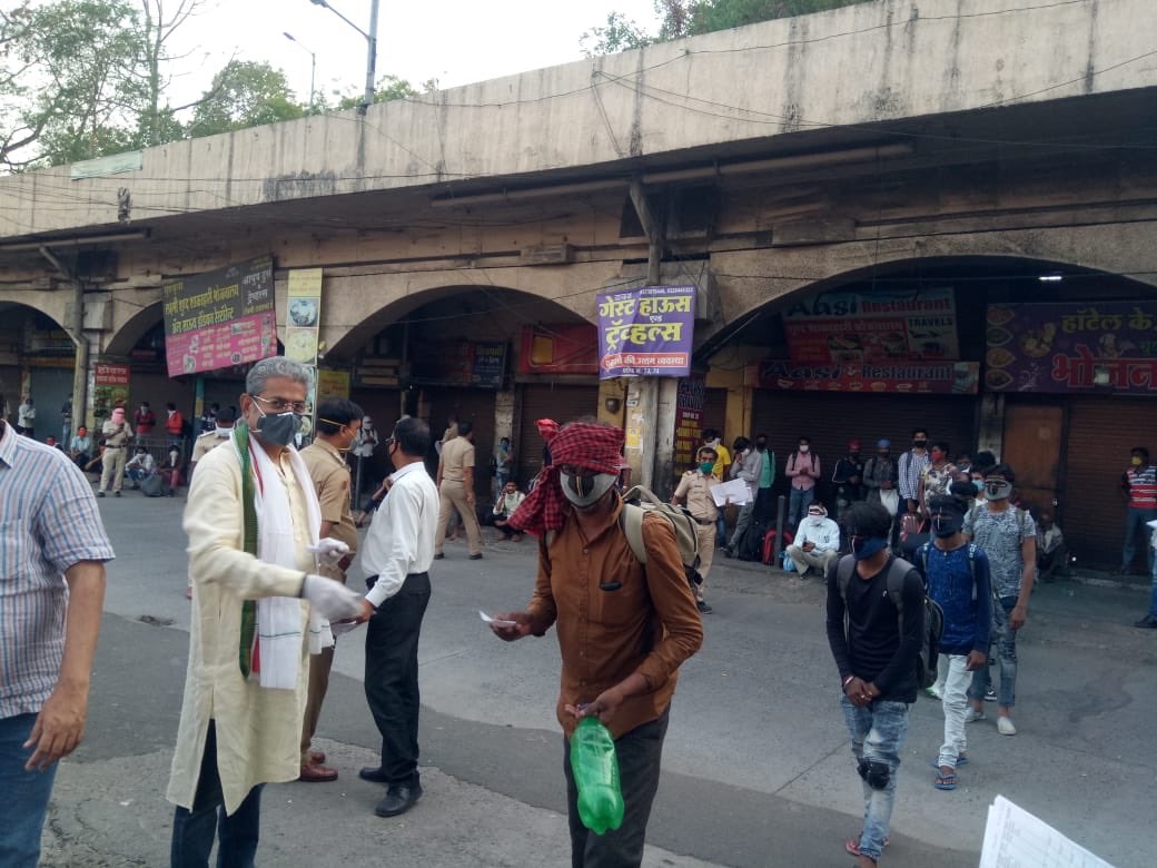 RamkishanO's tweet photo. कांग्रेस का हाथ, आपके साथ।

आज हमारी राष्ट्रीय अध्यक्षा सोनिया गांधी जी और महाराष्ट्र कांग्रेस अध्यक्ष व दलित कांग्रेस के राष्ट्रीय अध्यक्ष श्री नितिन राउत जी के मार्गदर्शन व निर्देशानुसार लगभग 700 श्रमिकों को नागपुर से लखनऊ के लिए रवाना किया@INC @NitinRaut_INC @srinivasiyc @IYC https://t.co/NZMoZvt2at