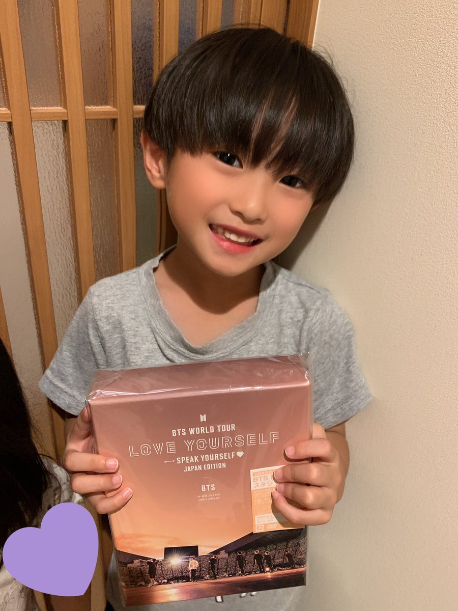 io_s2_BTS's tweet photo. DVDを観ながら「ここの◯◯ヒョンが最強！」とそれぞれの推し場面を何度も力説してくれるℹ︎oくんですが、特に🐰の名シーンには力が入っていて「ここ！くるよ！くるよ！はい、キター！！王子さまぁ😭💓..これでお終いと思わせて、はい、また飛んだー🥺✨最高🙏」と休園中もしっかりアミ活してます🦔💜 https://t.co/URbBdR0QSQ