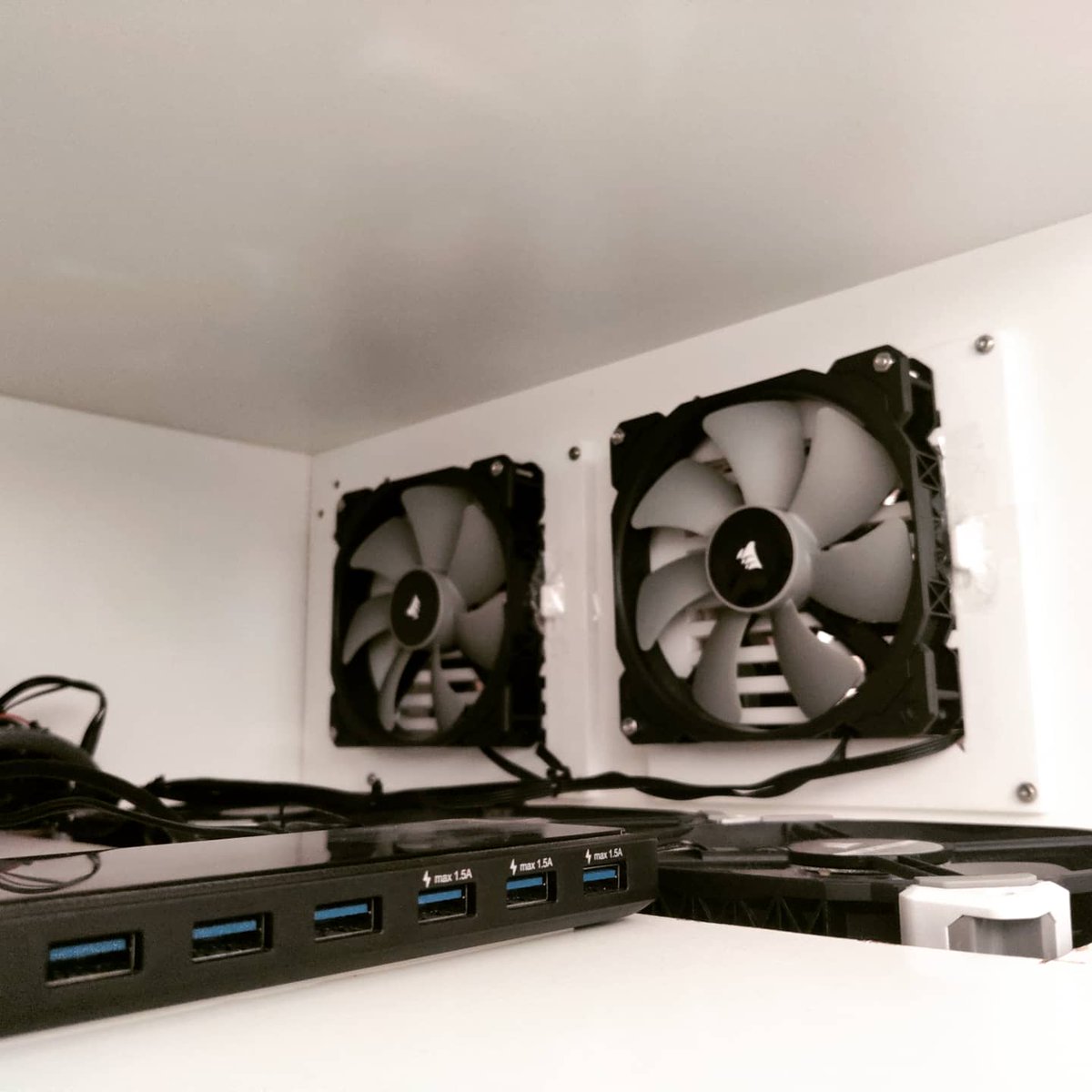 AT0MAC's tweet photo. #maintenance done ~ #killerpanda back in his chilled cave with air from outside 😂

#alphacool #chrome #Banksy
#hardwareporn #battlerigs @battlerigs 
#tronlegacy #watercooling #casemod #gamingsetup
#at0mac

Yup, I have made holes in my house to cool of my #gamingpc 🤭 https://t.co/jlaY1l7DDo