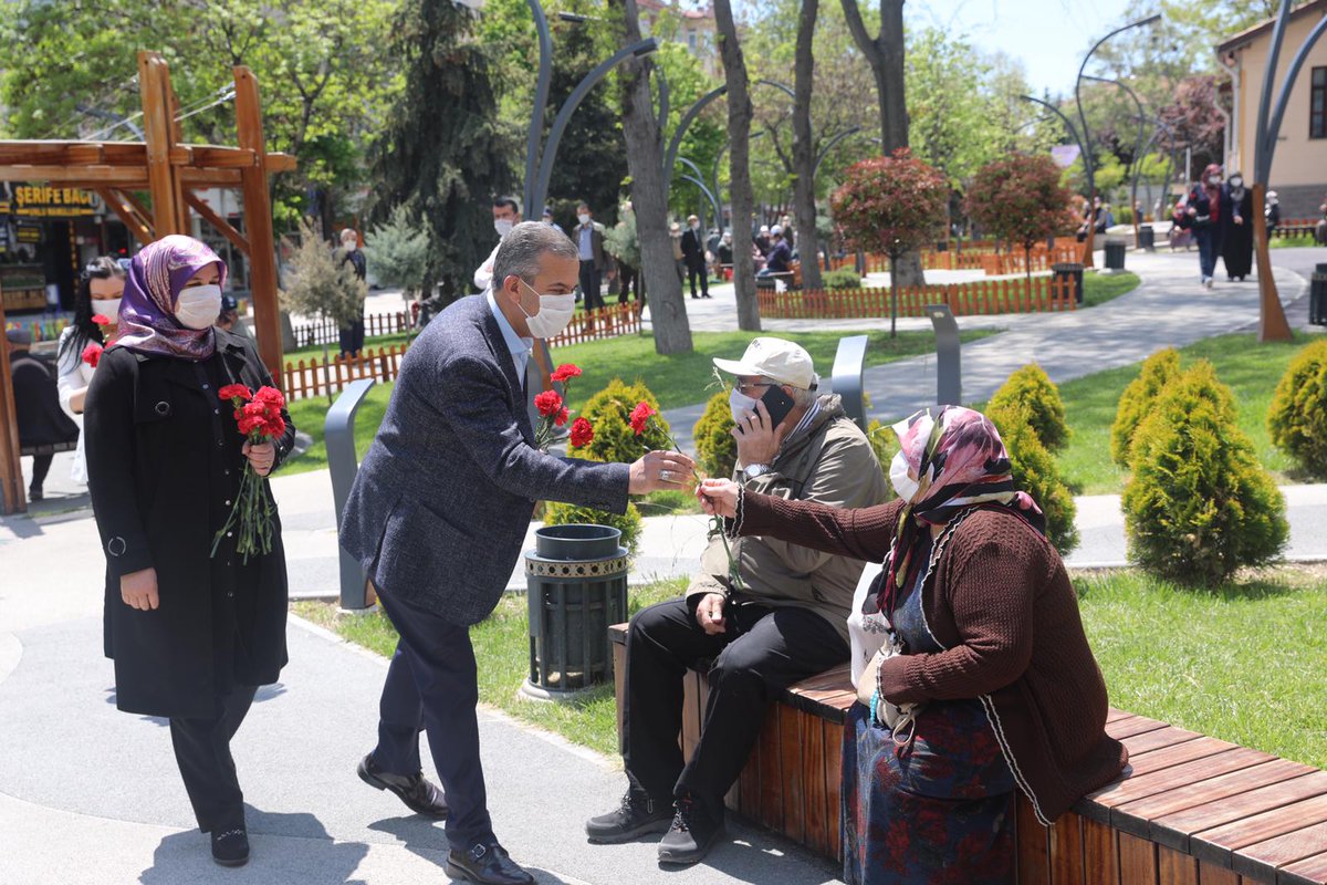 Günler sonra dışarıya çıkarak, parklarımızda nefes alma imkanı bulan 65 yaş üstü hemşehrilerimize maske ve karanfil dağıttık. Kıymetli hanımefendilerin Anneler Günü'nü kutladık. Hep birlikte sağlıklı ve güzel günlerde tekrar buluşmaya söz verdik.