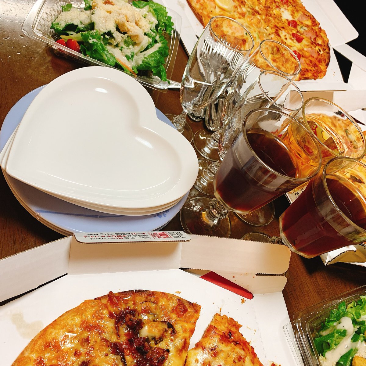 ゆな 今夜は母の日も兼ねての みんなでピザパーティー サイドメニューで サラダやポテトやアイスなども注文しました ๑ ᴗ 食べ過ぎたかも 私はパスタやケーキも食べてみたかったけどなぁ W お腹ペコリン部 ピザパーティー デリバリー