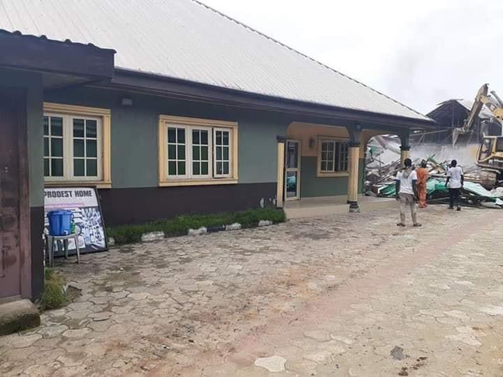 ogundamisi's tweet photo. .@GovWike demolishes Prodest Hotel in Eleme Rivers State for violating #COVID19 lockdown rules. https://t.co/2DYwUk4C1c