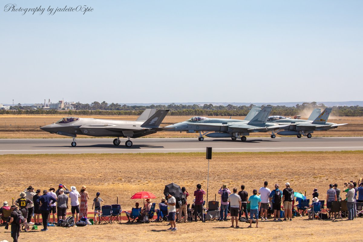 jadeite05pic's tweet photo. RAAF新旧
#avalon2019 #これを見た人はスリーショットを貼れ https://t.co/TqvUSy0ph1