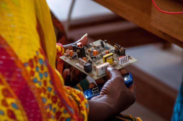 BarefootCollege's tweet photo. Happy Mother's Day!
Solar Mama Patima, graduate from Barefoot in 2013 shares in this interview topics from the Barefoot journey to what solar energy has meant for her family.
Read her full story and watch the interview below:
#solarmama #zanzibar #Patima
https://t.co/fYSE79BjyG https://t.co/nGeVe3NJpW