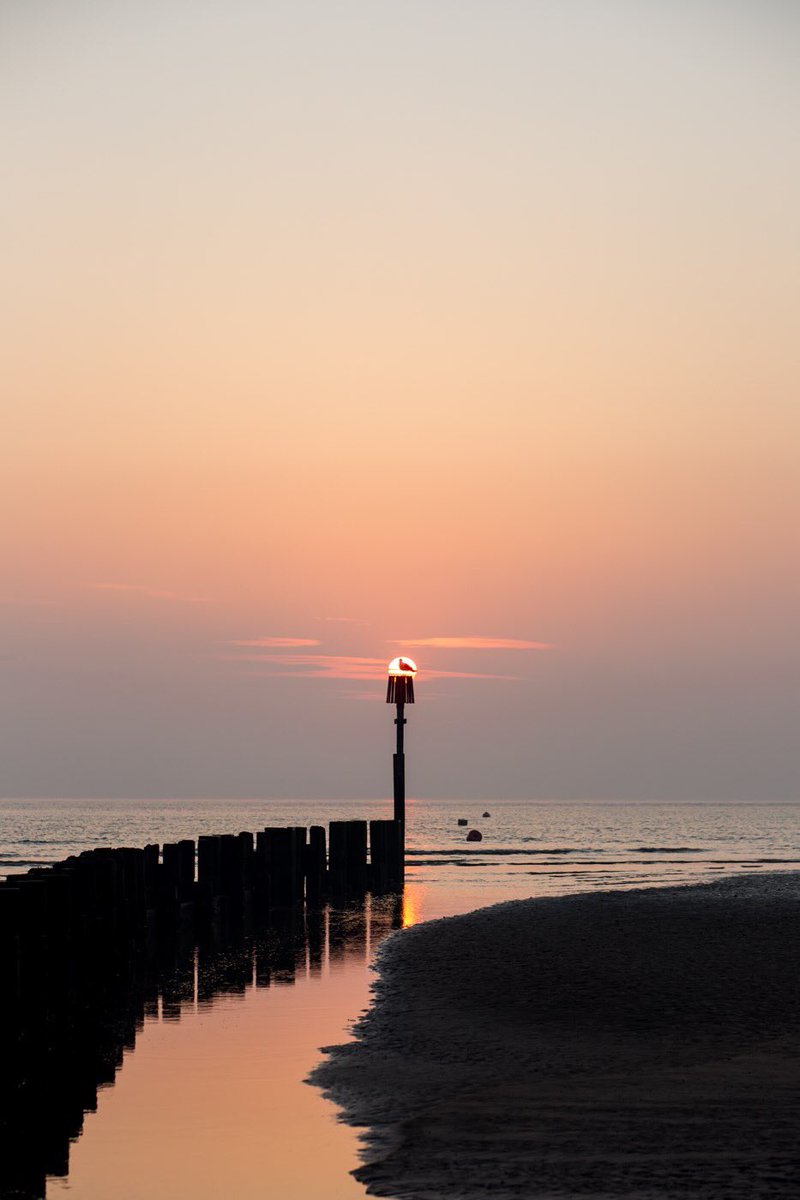 JamesSnapz's tweet photo. Took a visit to Cleethorpes yesterday morning to get the sunrise. Wasn’t disappointed #cleethorpes #ilovecleethorpes #pier #sunrise https://t.co/kbSMi0jVhT