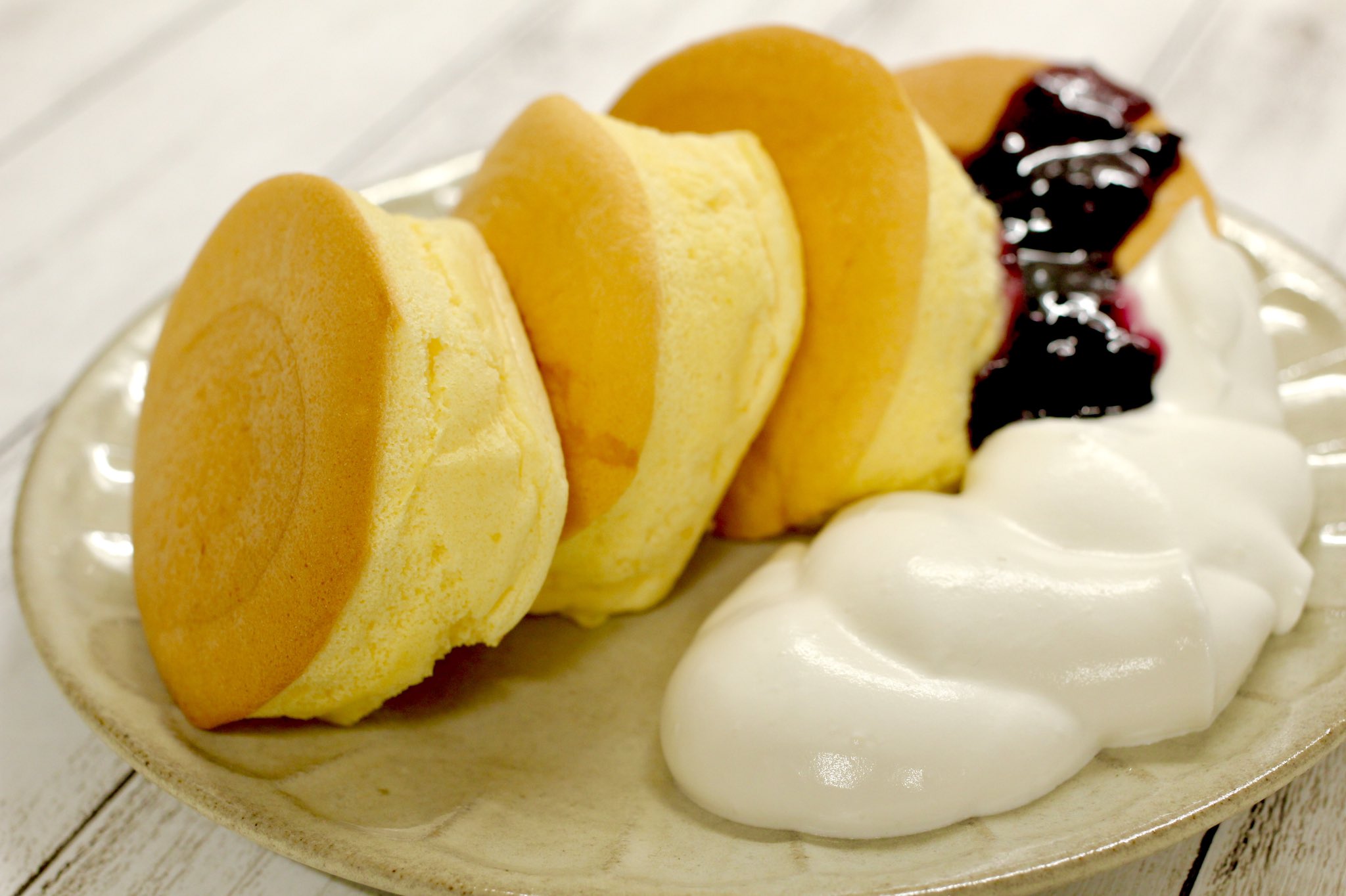 ぼく いらすと料理家 在 Twitter 上 まるで雲のようなスフレパンケーキ のレシピがあるんだけど ホットケーキミックスや小麦粉が不足している今 公開すべきか悩んでしまう なんなら もちフワ なバナナパンケーキのレシピもあるんだよ ザラメ乗せて焼くから