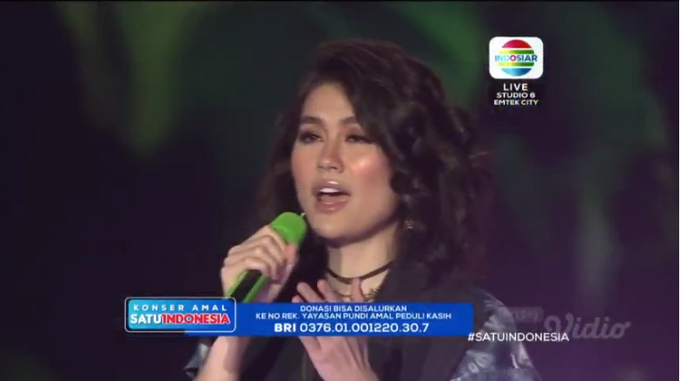 Indosiar's tweet photo. Sudah selesai sholat tarawihnya kan? Yuk gabung nonton konser amal #SatuIndonesia 
Suaranya @agnezmo emang keren banget! https://t.co/9pJJUh5prf