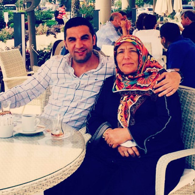 sahinyusuf46's tweet photo. Anne gitti ve evler döndü yazlık otellere, anne gitti ve sular buruştu yazlık testilerde,  Artık çamaşırlar yıkansada hep kirlidir, Herkes salonda toplansana kimse evde değildir.  Rahmetle 🙏 https://t.co/e5UCq8EiQm