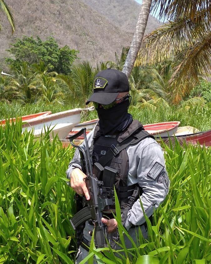 In the past week, due to increased Venezuelan Military activity some interesting non standard guns have been spotted in Venezuelan military use. Starting with this Venezuelan Marine using an IMI Galil, unknown origin, but used by both the Colombian military and FARC #Venezuela