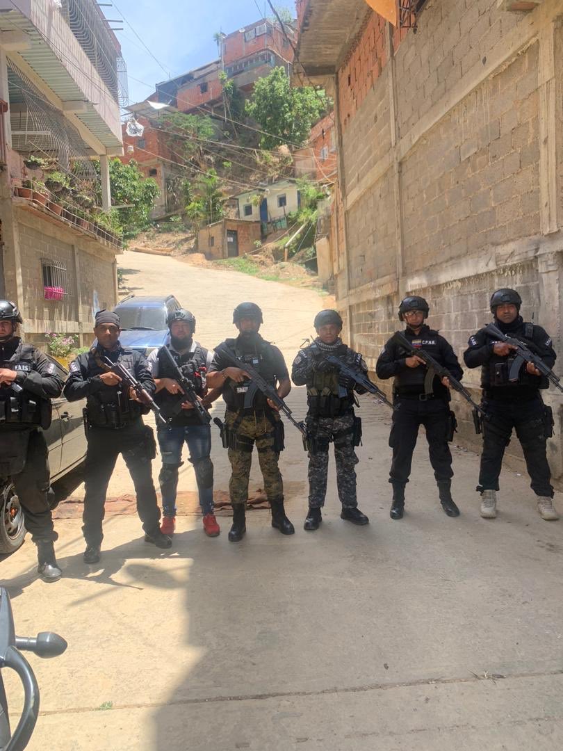 FAES in Petare, 2 of the officers were using the AKS, there has been an increase in the use of non standard AKs in the past year, its possible that Venezuela has bought some from Cuba sometime last year.